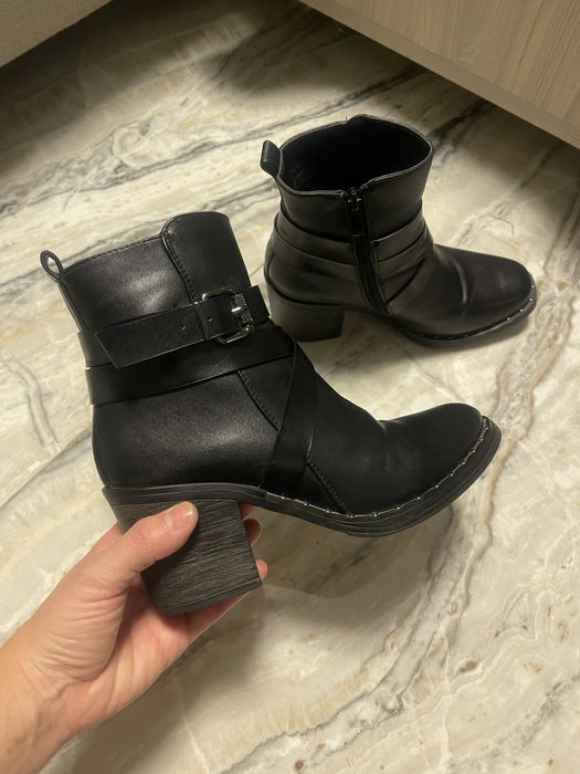 Ghete negre pentru toamna