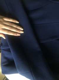 Длинное аккуратное приталенное пальто цвета индиго