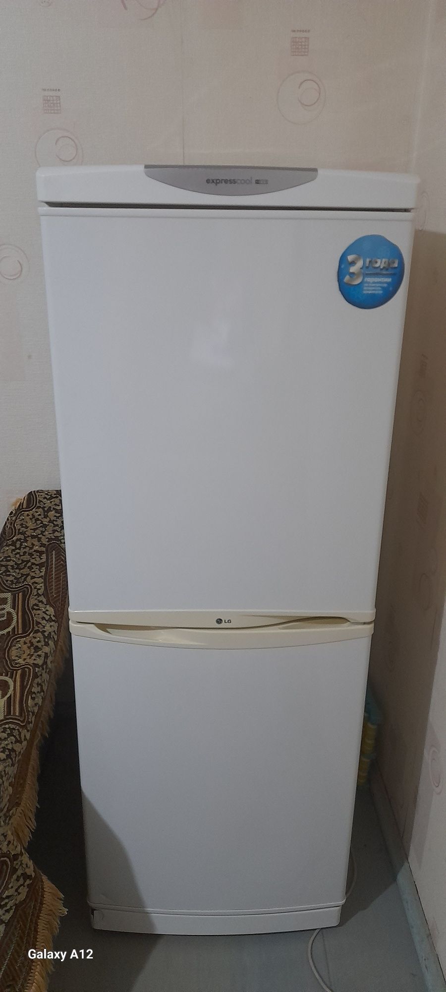 Двухкамерный холодильник LG.