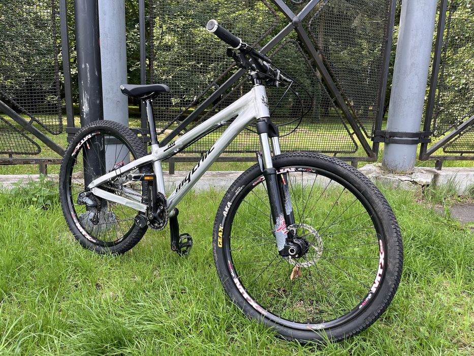 Bicicleta Dirt Banshee (Mythic) AMP marime S