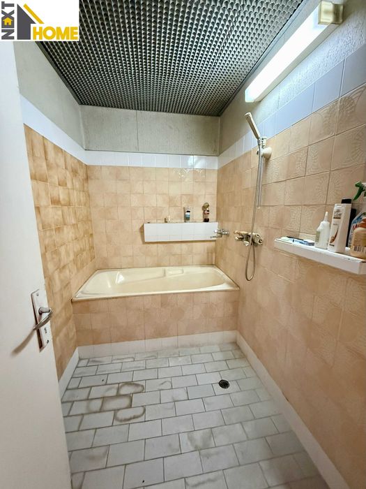 Просторен тристаен апартамент в монолитна жилищна сграда