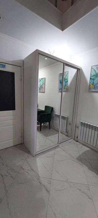 Продам зеркальный шкаф