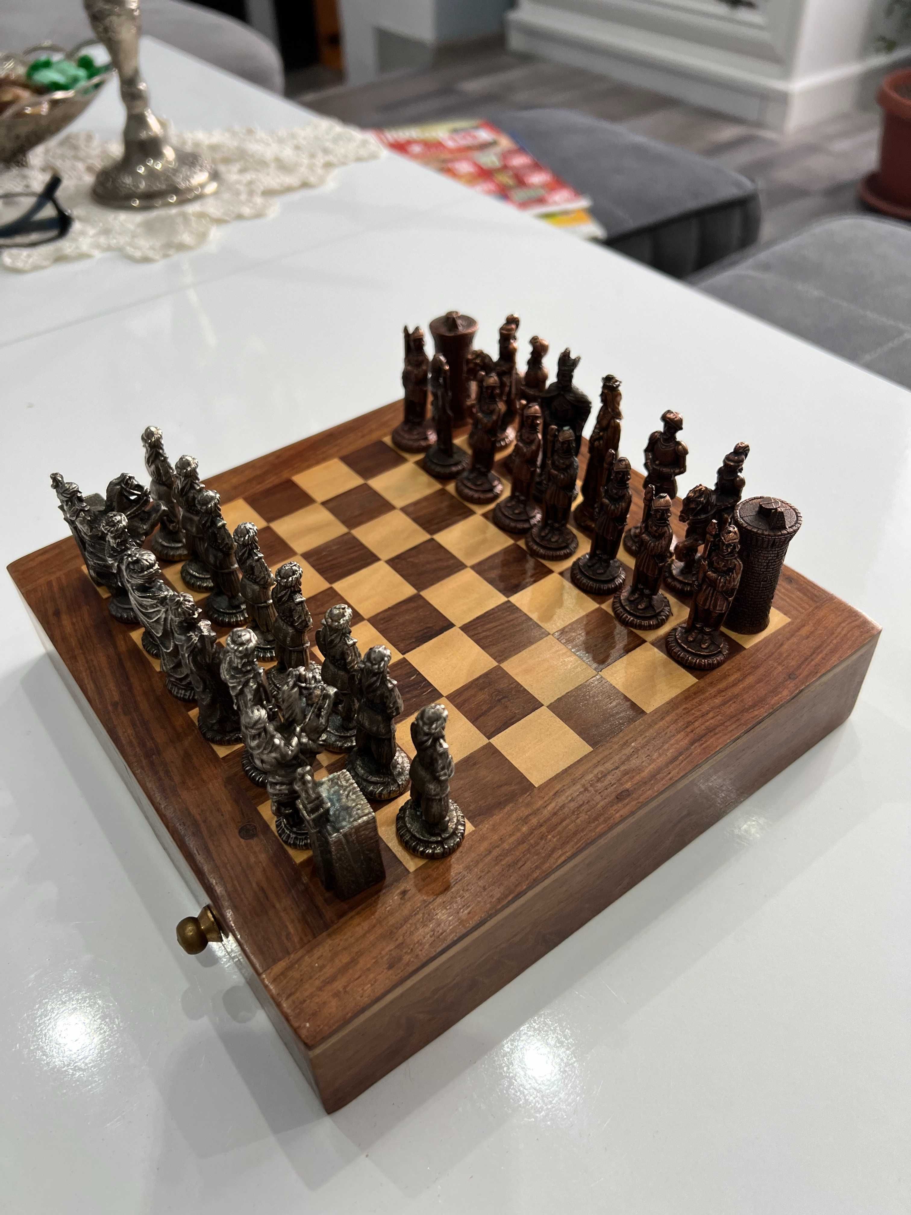Шах с метални фигури