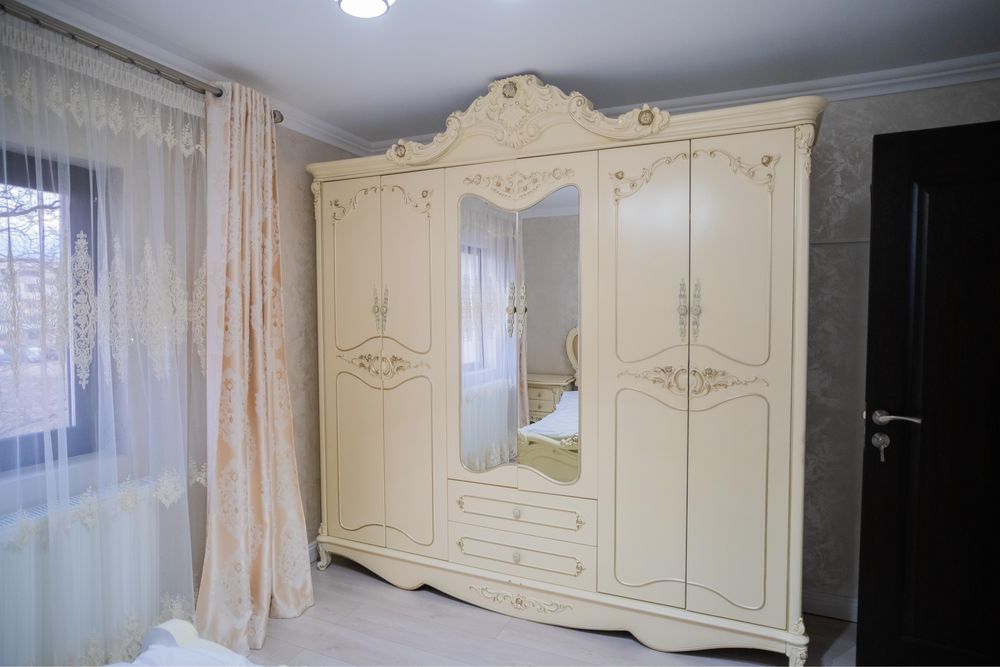 Vand doua dormitoare-mobilier lemn! Stare excelenta!!