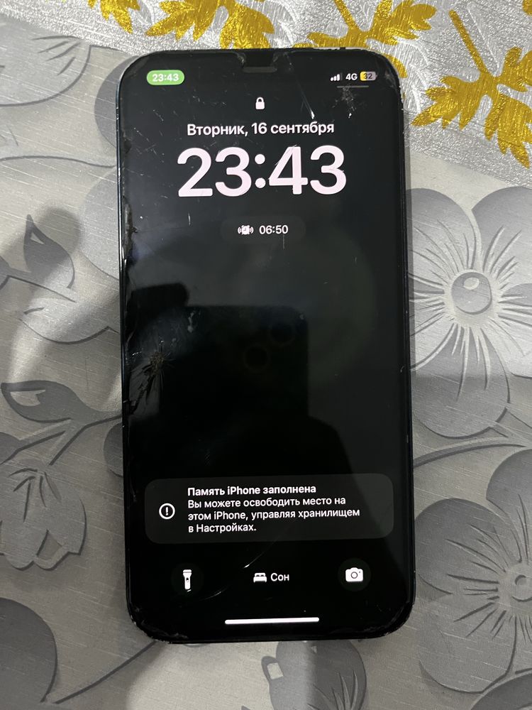 Айфон 12 и ноутбук