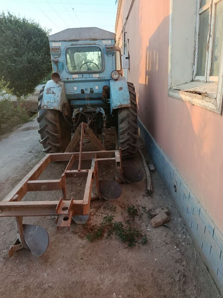 Traktor sotiladi