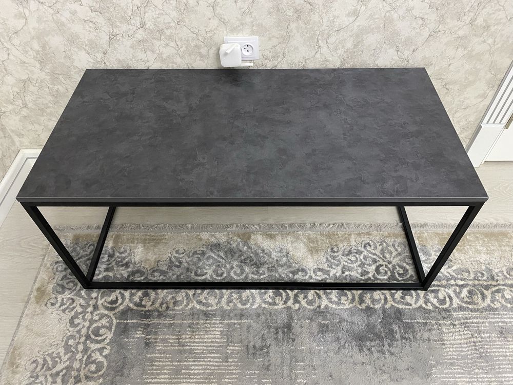 Jurnalniy stol loft
