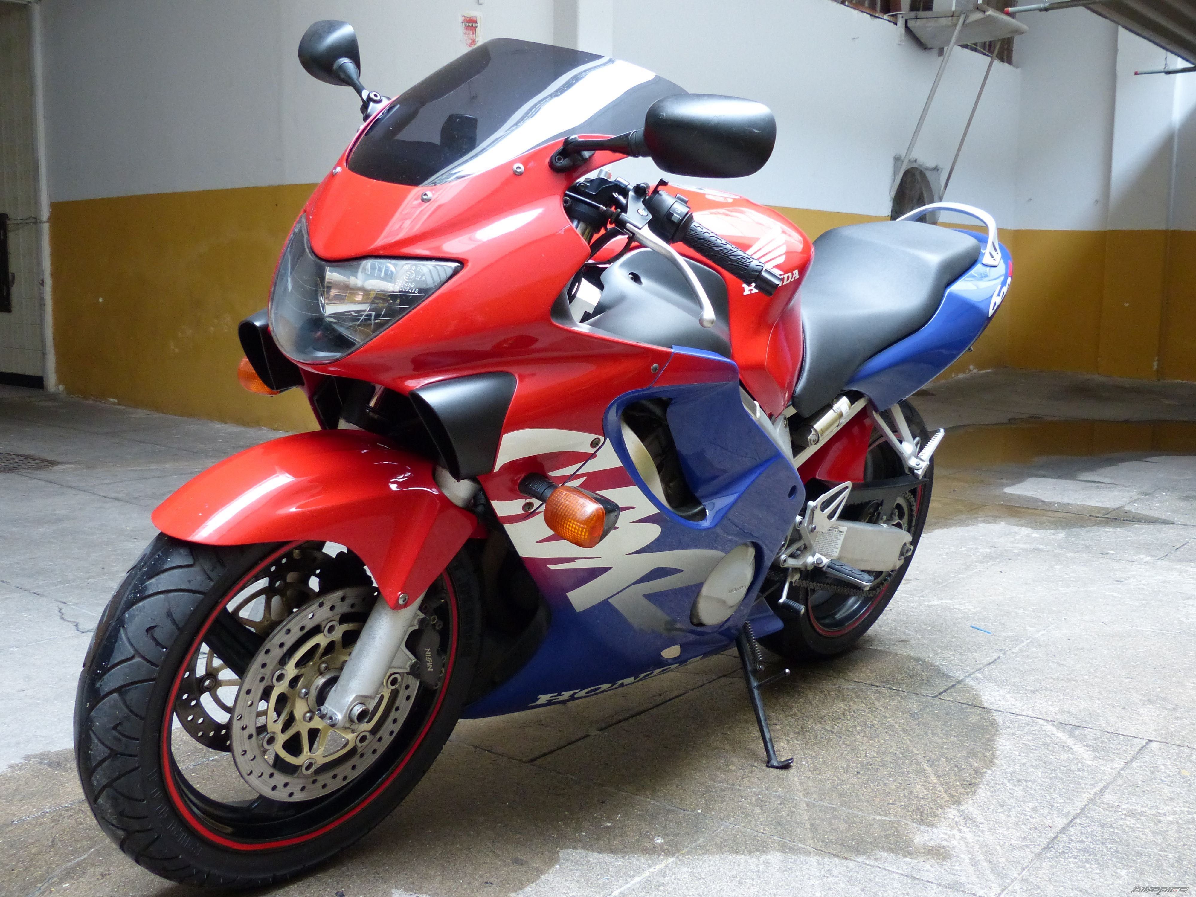 Honda CBR F4 на ЧАСТИ