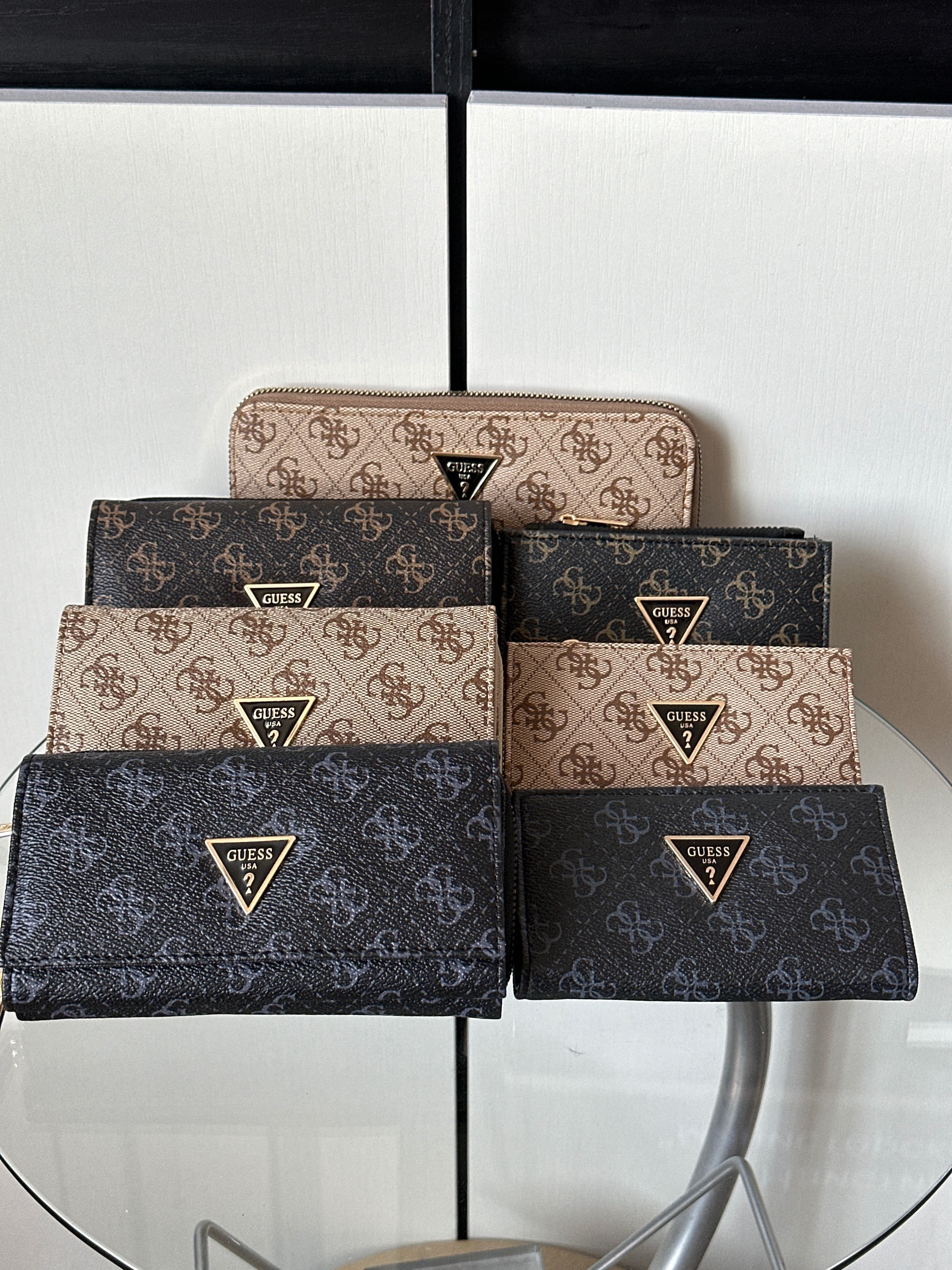 РАЗПРОДАЖБА Дамски портфейл Guess