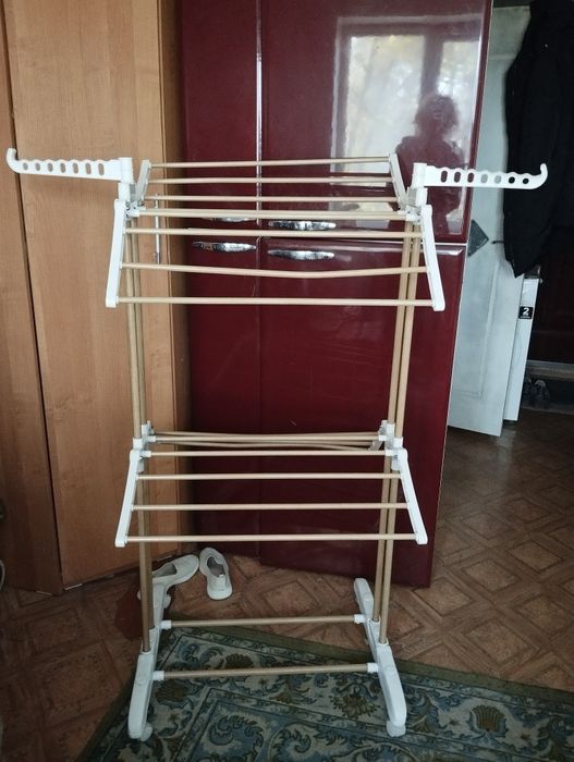 Микроволновка, вешалка, диван, пасуда