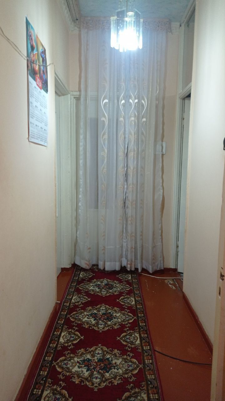 На Фархадском продоется 3х комнатная квартира 100 метр от базара