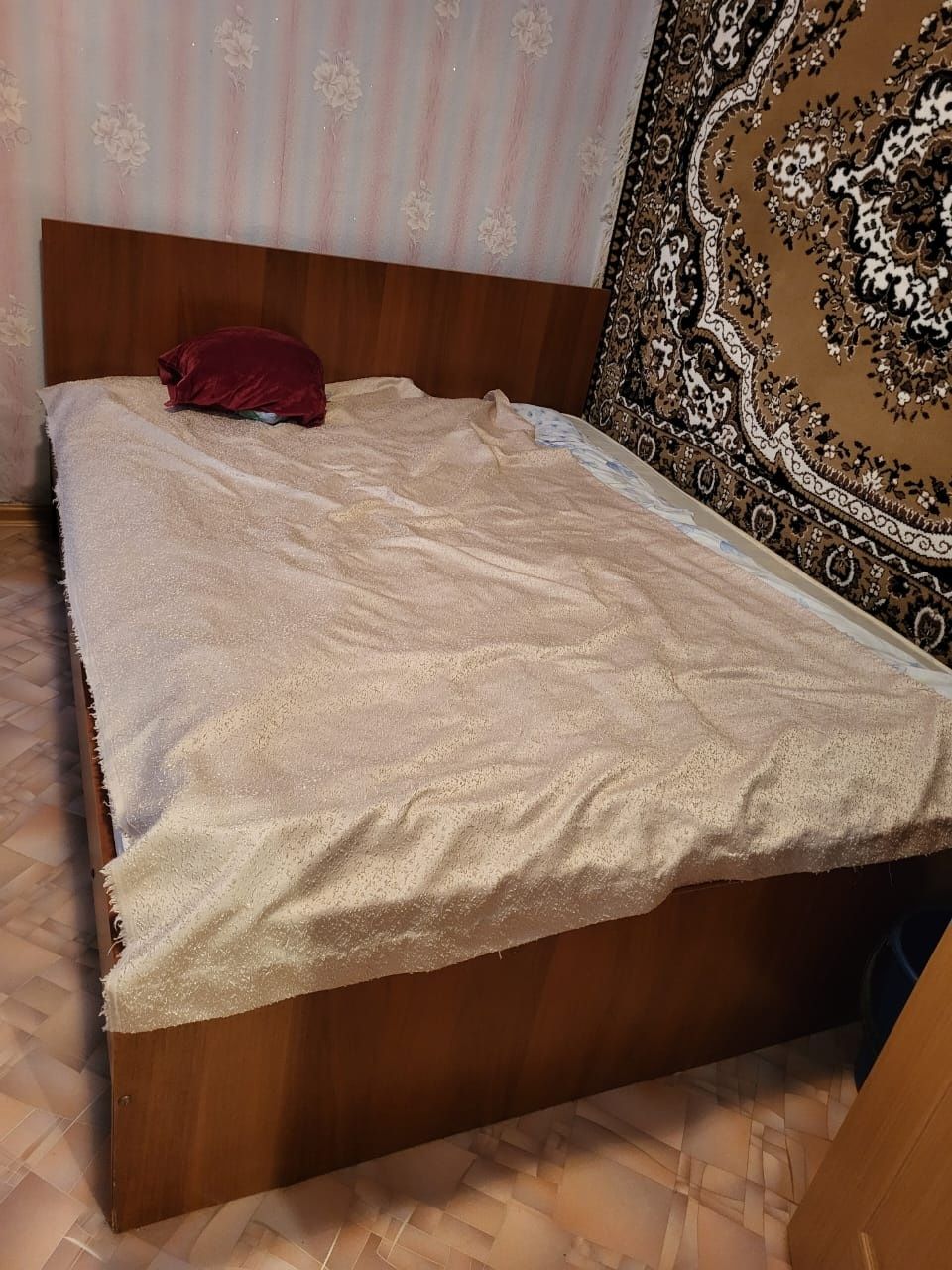 Двуспальная кровать с матрасом