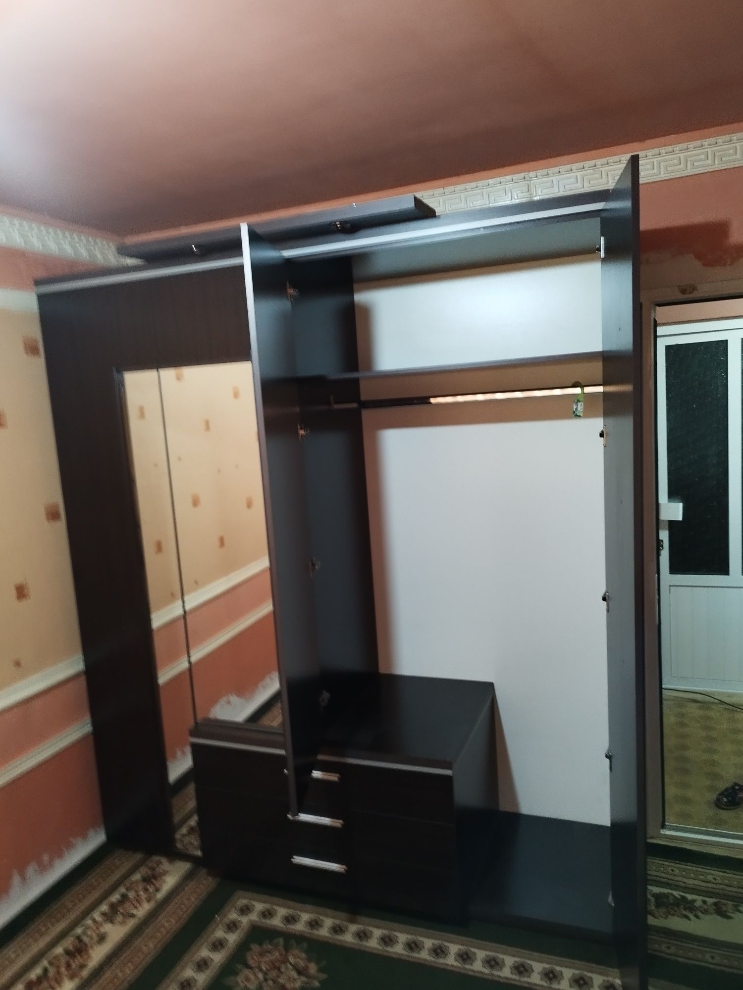 Продается кровать и шифонер.