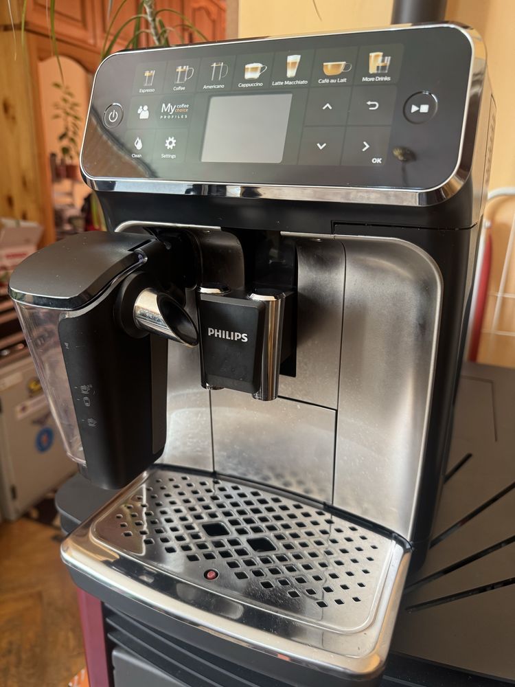 Продавам кафе автомат Филипс/PHILIPS 5400 LatteGo дванадесет напитки