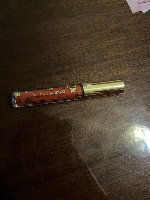 Продам жидкую помаду для губ estee lauder в красном оттенке