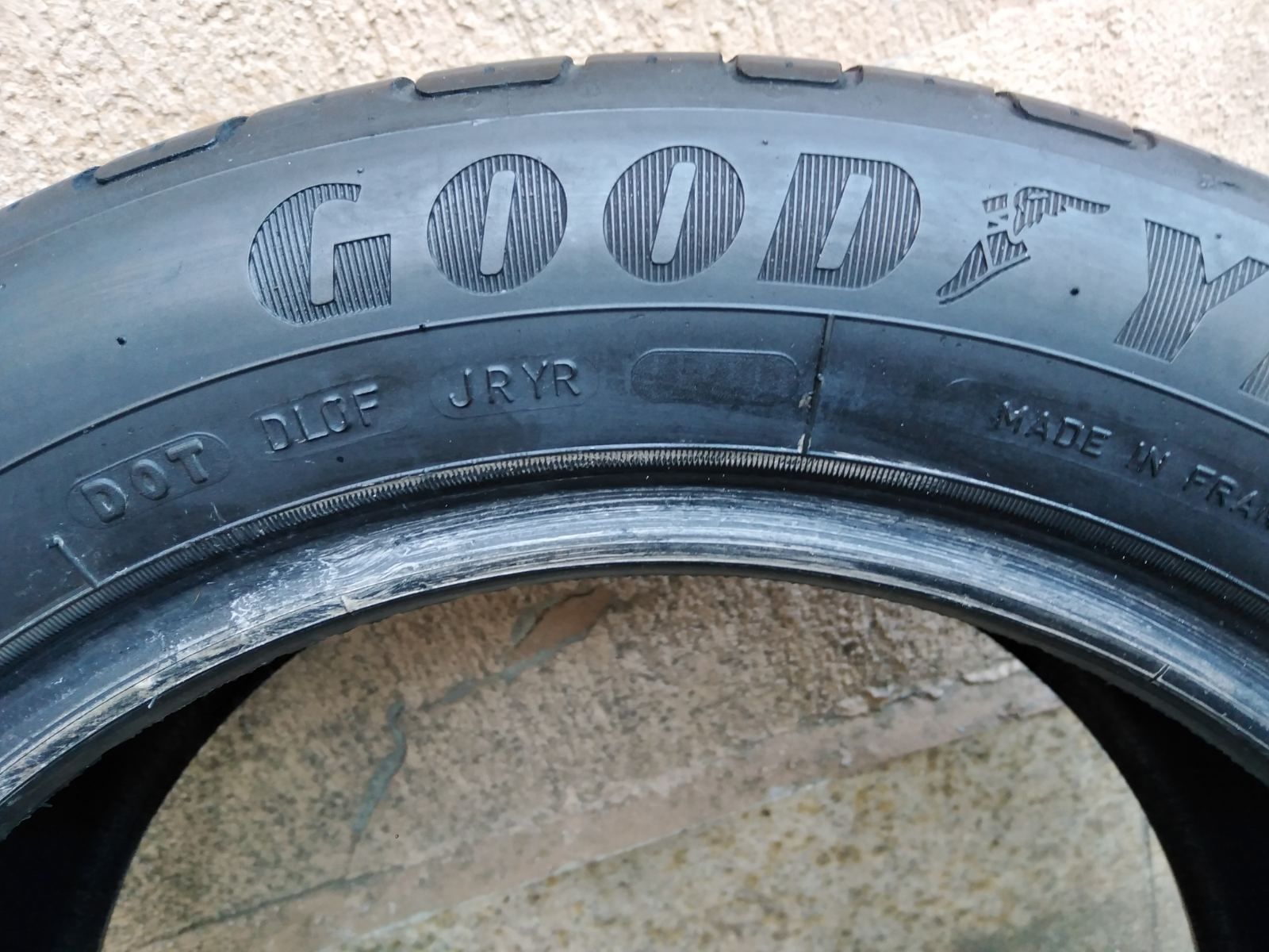 Продавам 2 броя летни гуми Goodyear