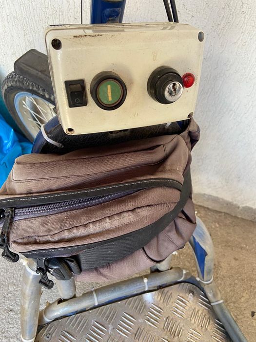 Tricicleta pentru seniori pe benzina
