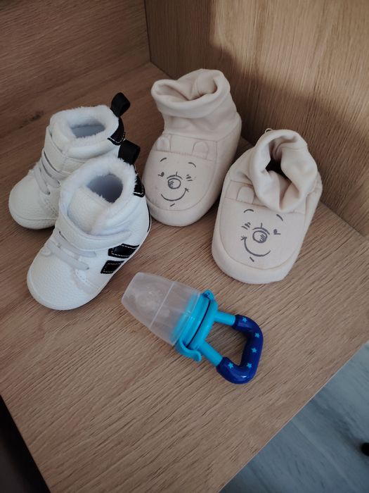 Бебешки комплект - обувчици, буйки, биберон за храна