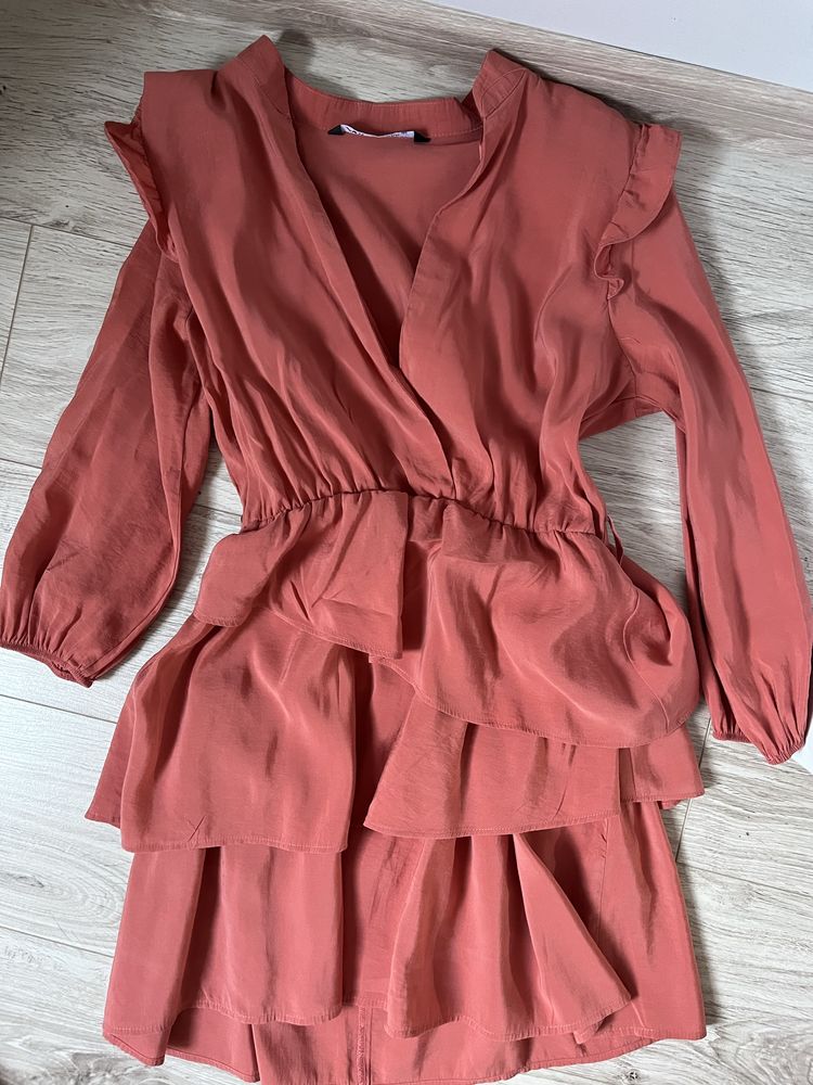 Рокля ZARA.