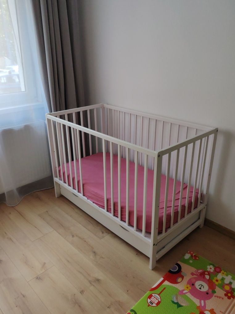 Pătuț de copii cu 3 nivele de înălțime si sertar