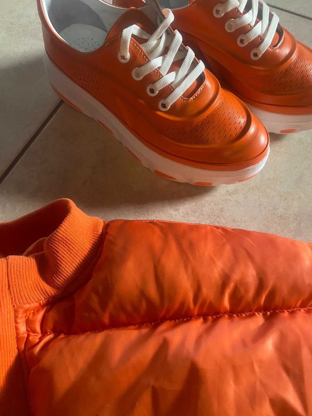 Яке и маратонки в оранжево