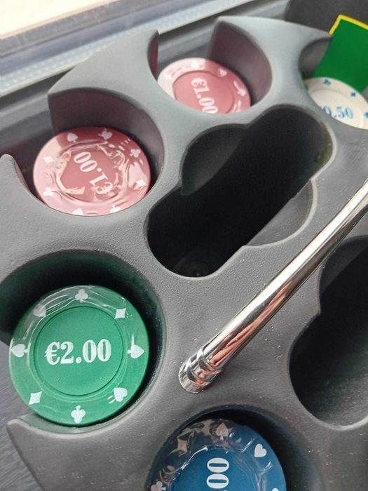 Set poker sigilat. Pret 100 lei fix