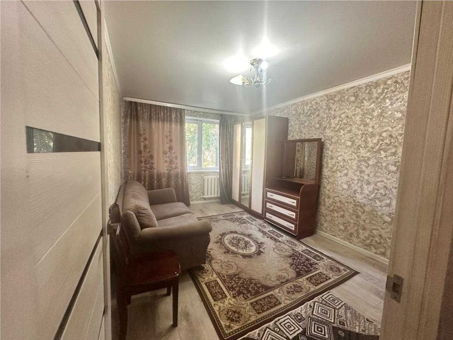 Продам 2-ком. кв. 6мкр, Раздельная планировка, не угловая.