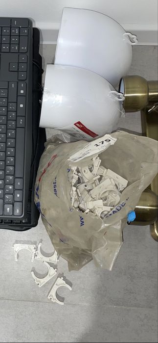 Скобы / держатели для труб 32 мм (С-образные, пластиковые)