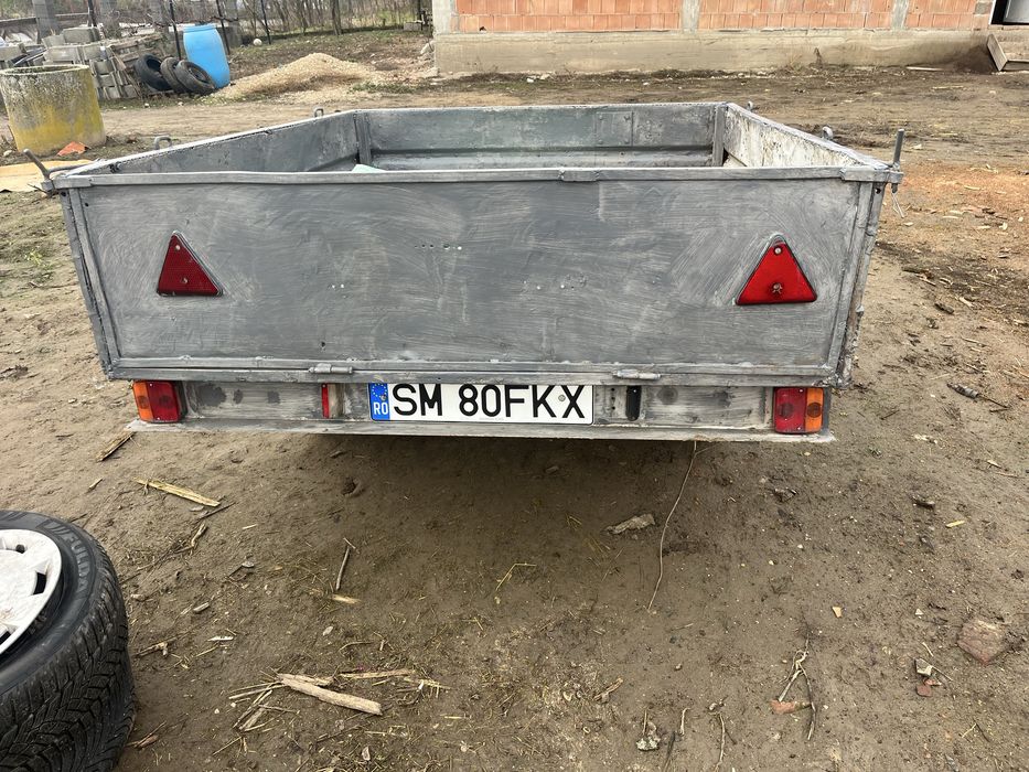 Remorca romaneasca cu arcuri si sistem de franare