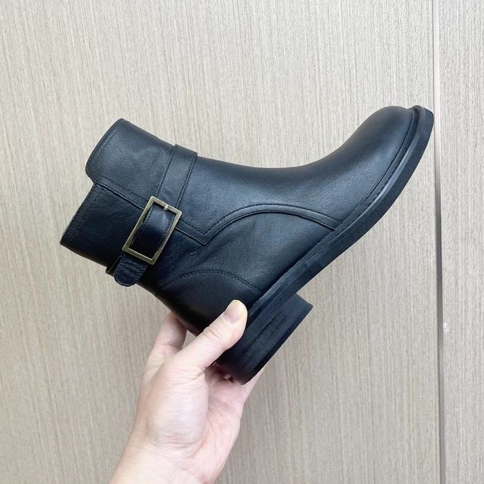 Продам женские ботинки