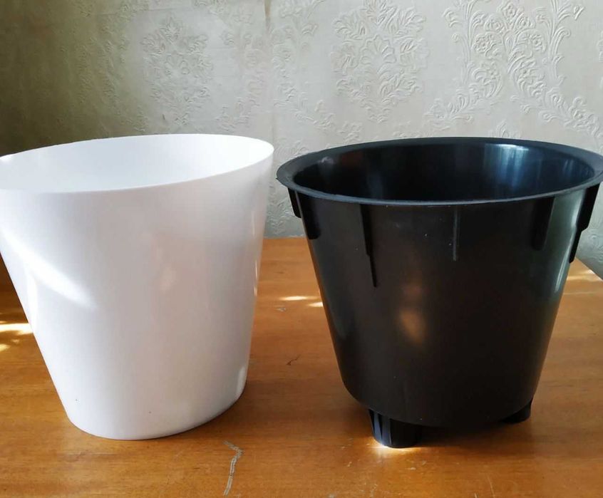 Продаю белые горшочки для цветов ( 15-15 ) -2 шт