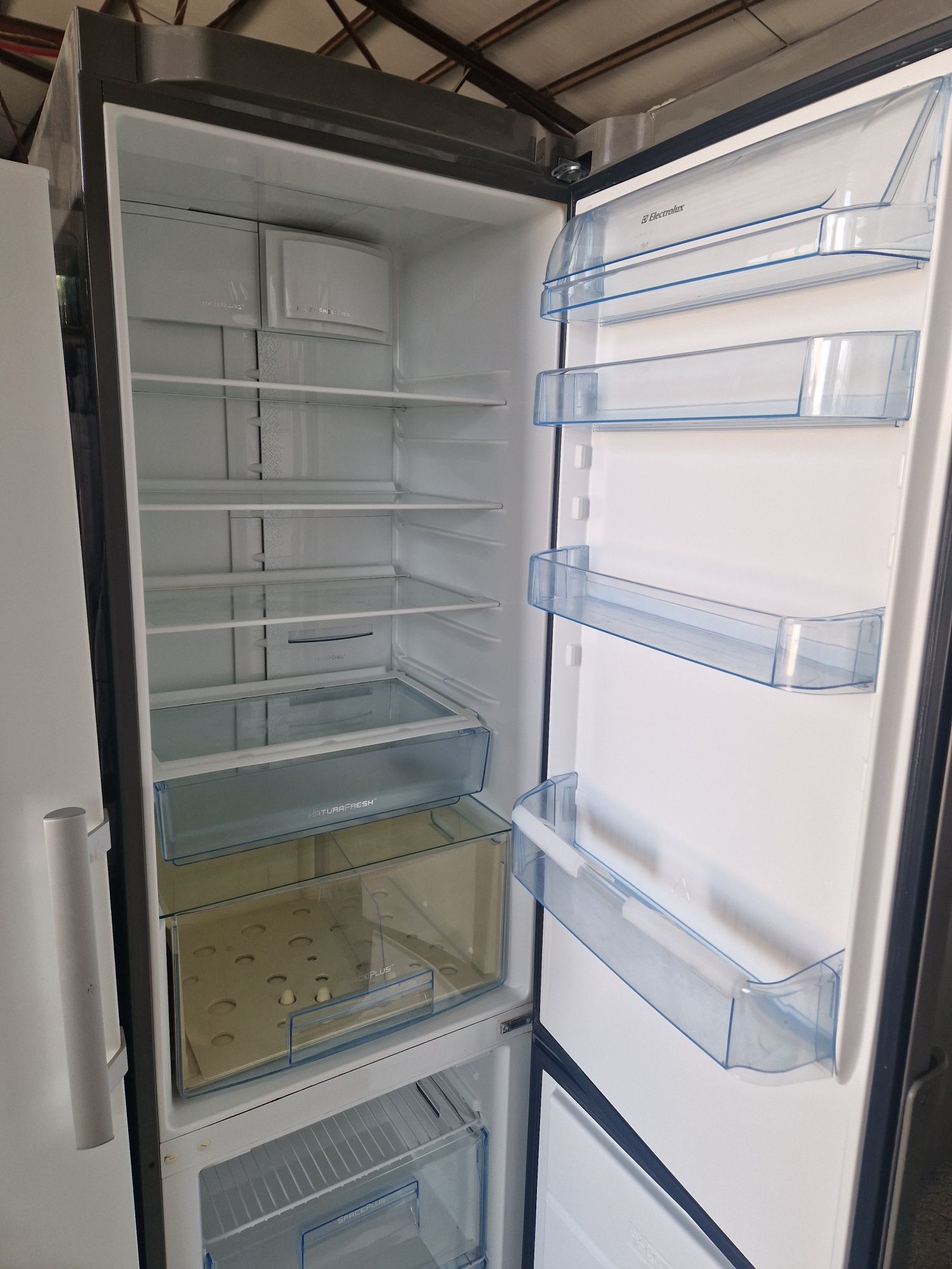 Хладилник с фризер Electrolux A++ 200 см  No Frost