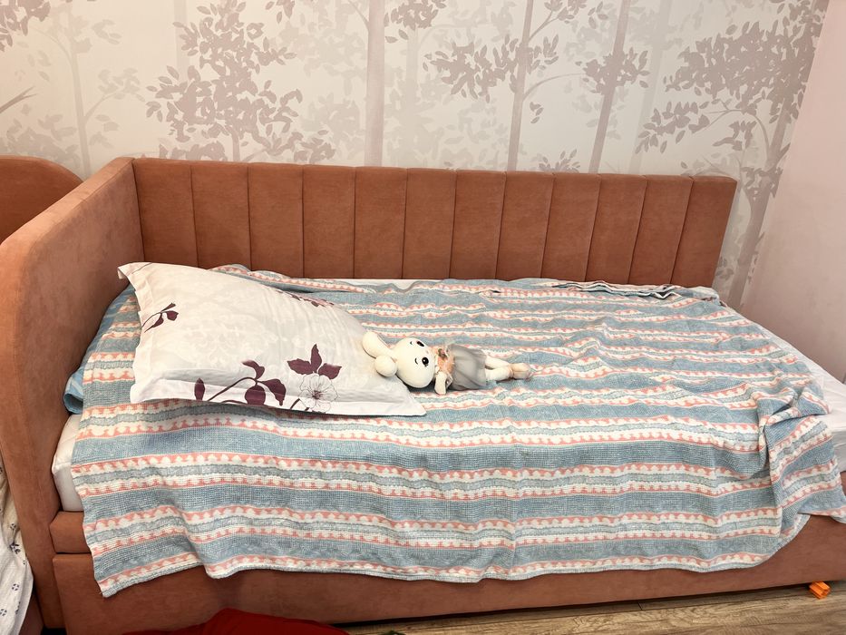 Детская кровать в хорошем состоянии в кораловом цвете выдвижной