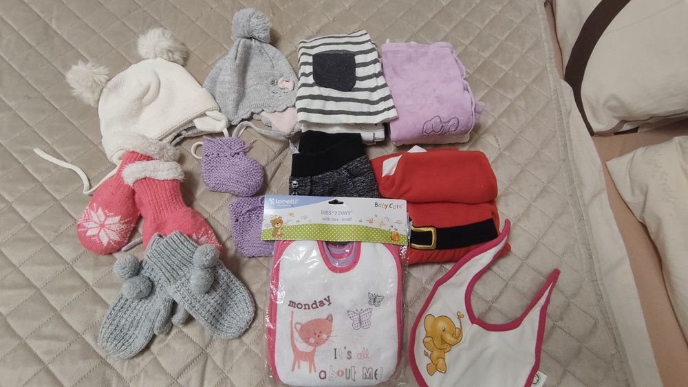 Лот от бебешки дрешки,лигавници и играчки 1-12м.