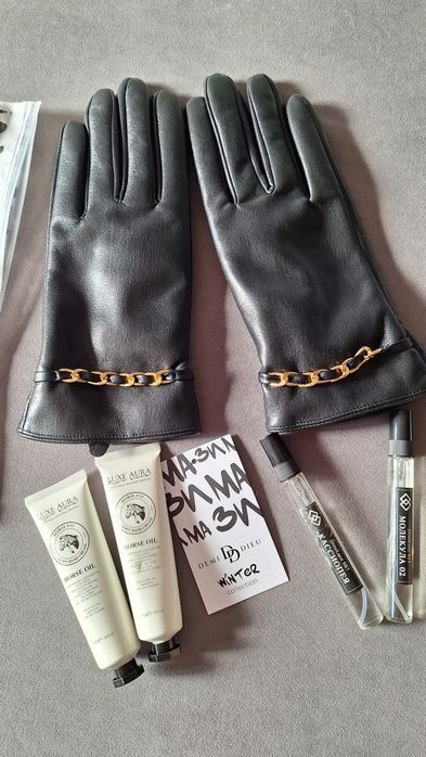 Женские перчатки.