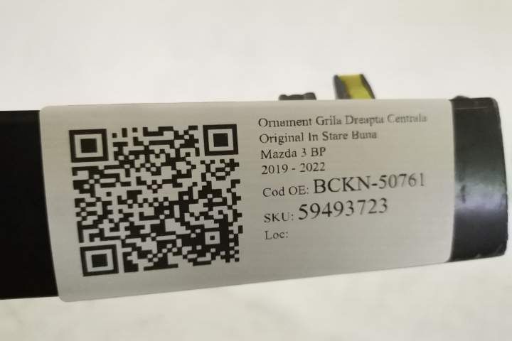 Ornament Grila Dreapta Centrala Original In Stare Buna Mazda  3 BP [20