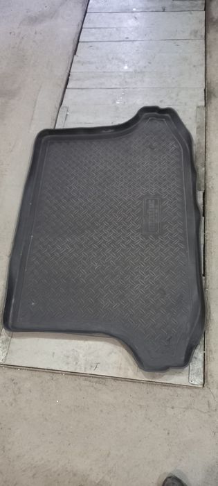 Резиновый коврик багажника с бортиком