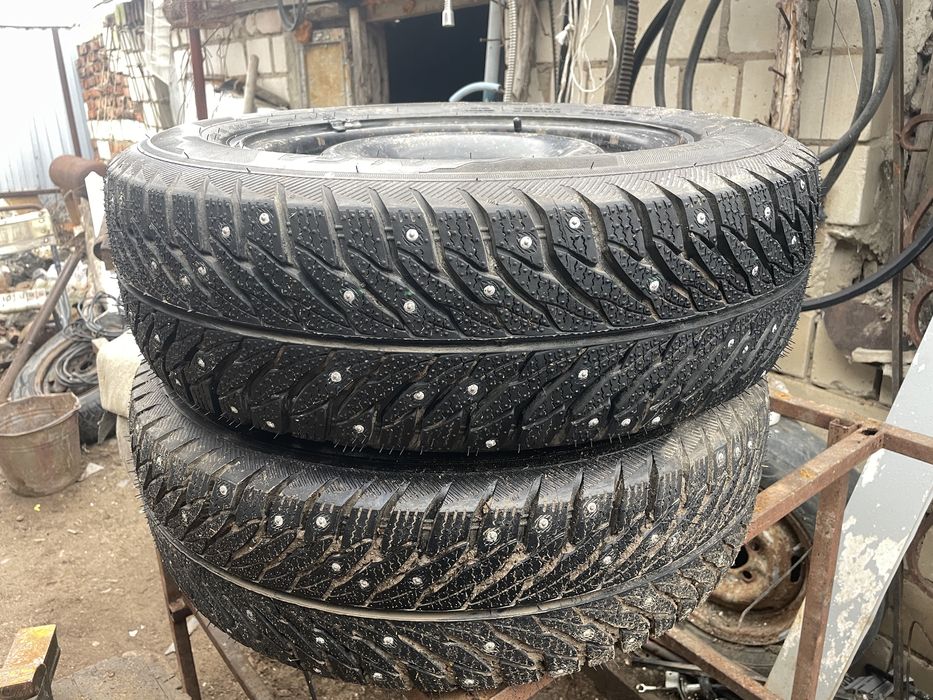 Резина шипованная без дисков подчти новая на 15