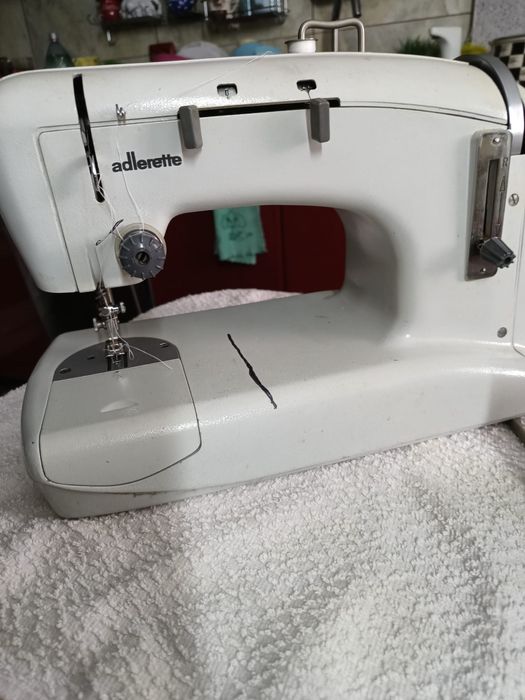 Mașină de cusut electrica