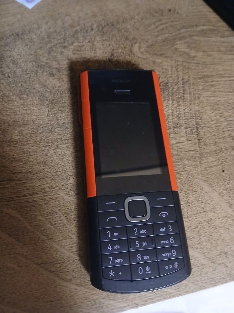 Vând telefoane  Nokia  cel cu rosu este nou folosit o zi