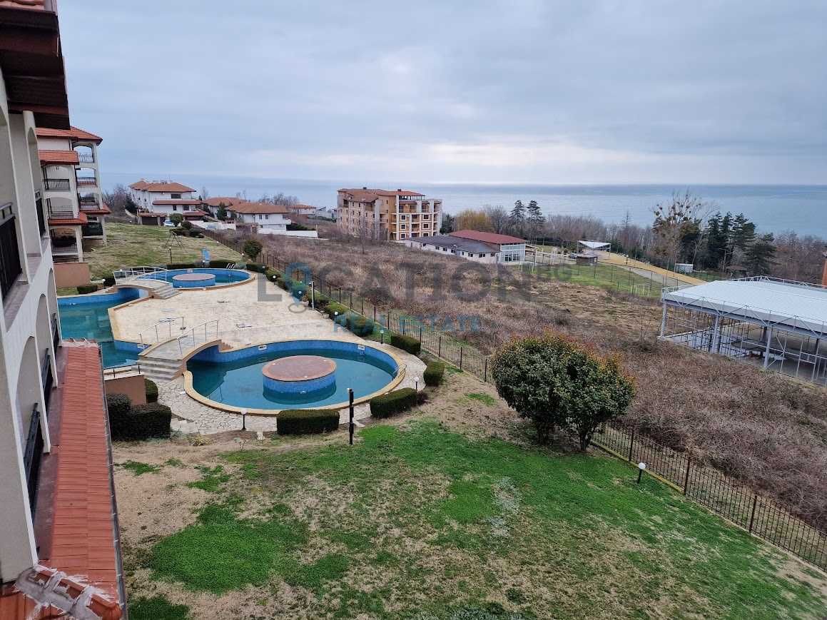 Тристаен апартамент с морска панорама в град Бяла