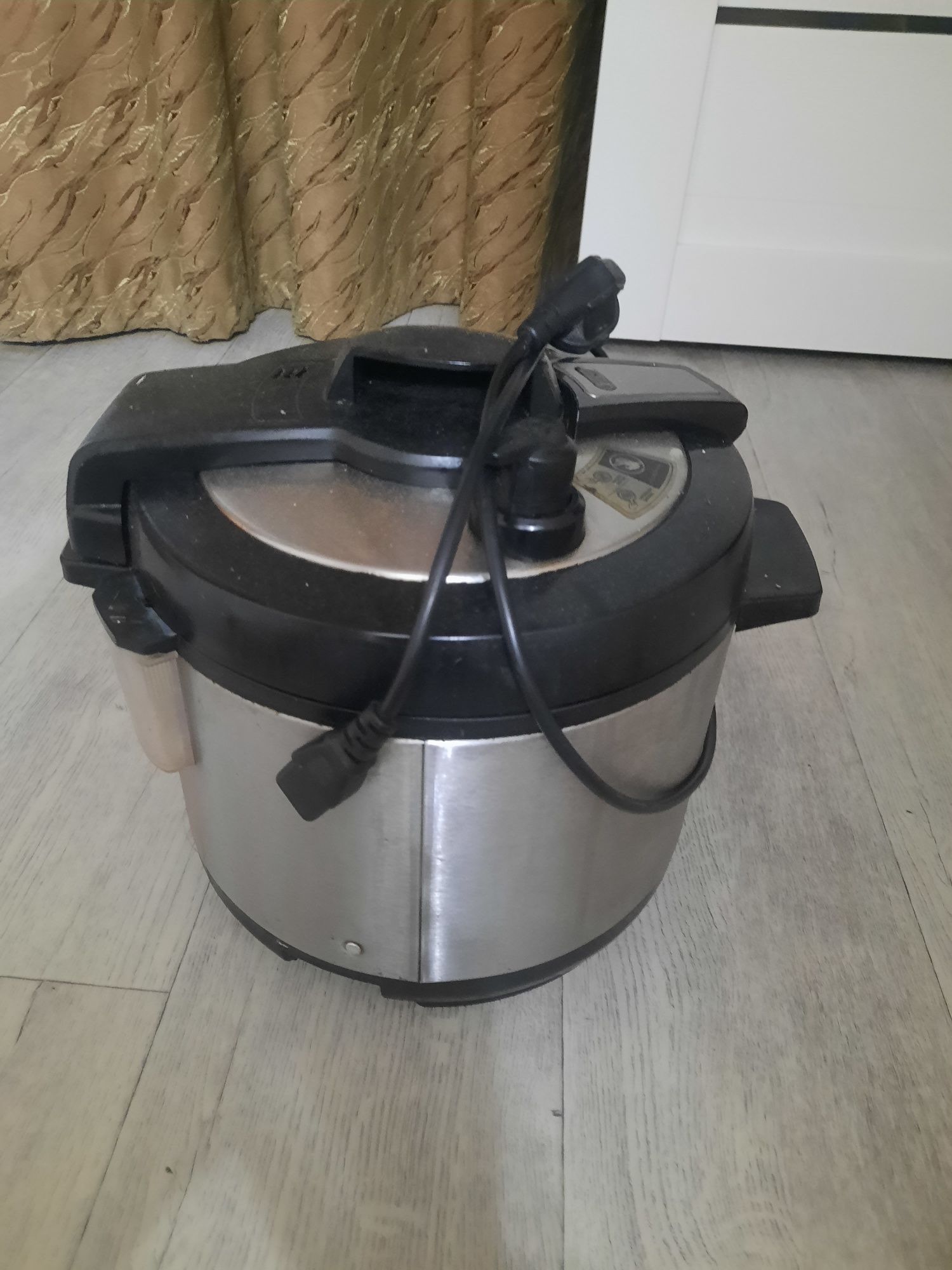Продам микроволновку Редмонд