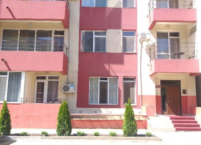Închiriez garsonieră la demisol în faleza Nord