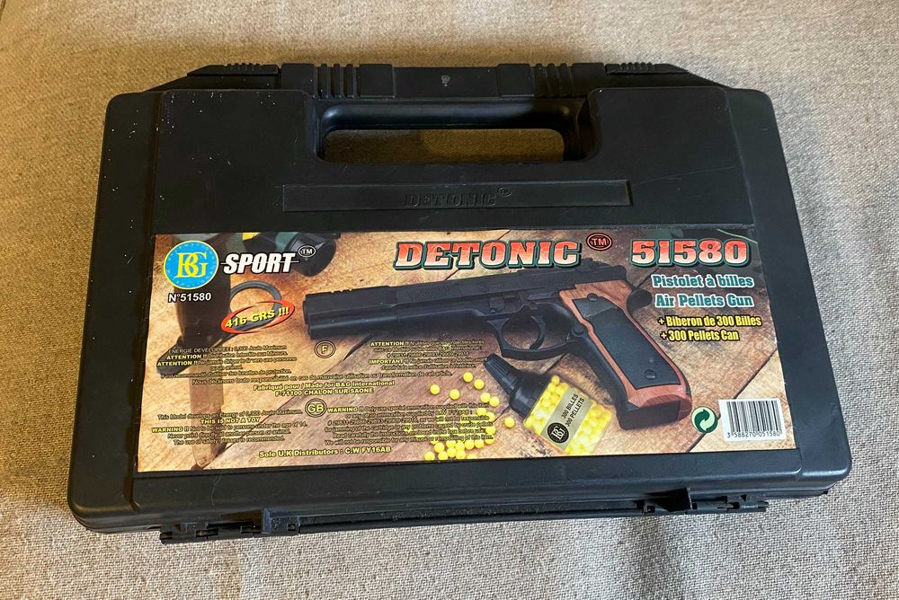 Pistol actionare arc incarcator bile si cutie transport