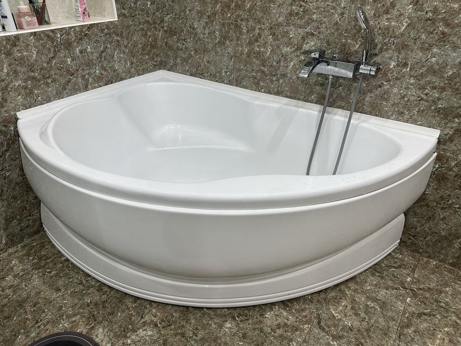 Угловая ванная большая