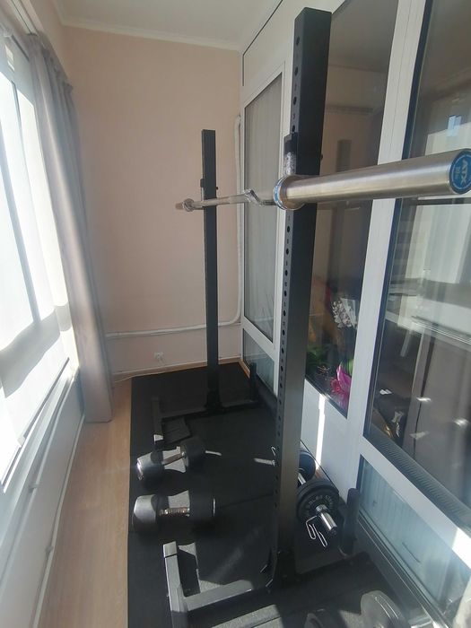 Фитнес оборудване -стойки за клек. дъмбели 20 и 22.5кg и лежанка