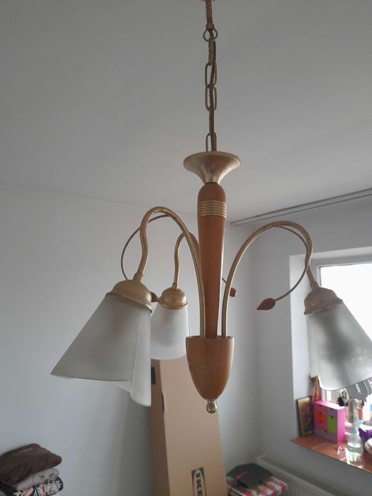 Lustra cu nuanta de lemn