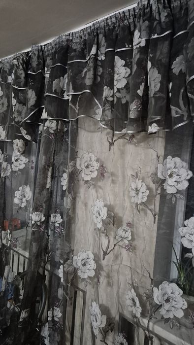 Тюль чёрная карниз