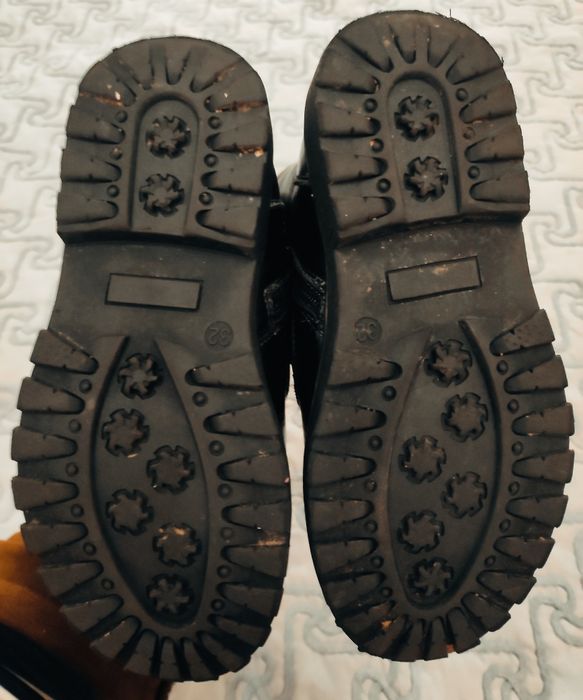 Продаются ботинки на мальчика. Натуральная кожа. Состояние идеальное.