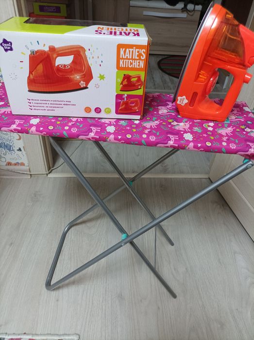 Утюг и гладильная доска